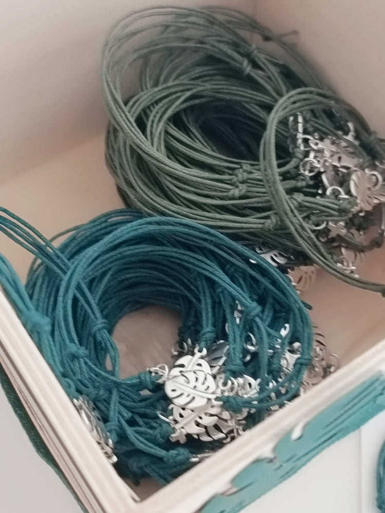 Μαρτυρικό βραχιόλι μονστέρα φύλλο εξωτικό ιδανικό για θέμα ζώα της ζούγκλας με ιδιαίτερο σταυρό