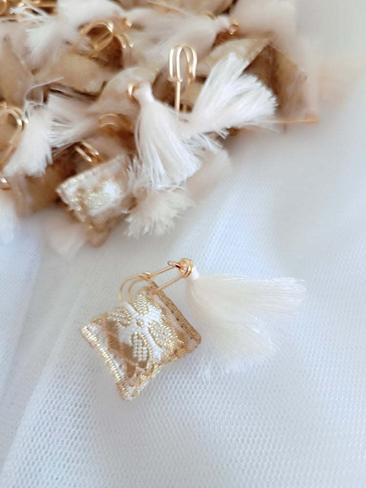 Μαρτυρικό φυλαχτό χρυσό με φουντίτσα εκρού - ιδιαίτερος σχεδιασμός με παραμάνα μικρή