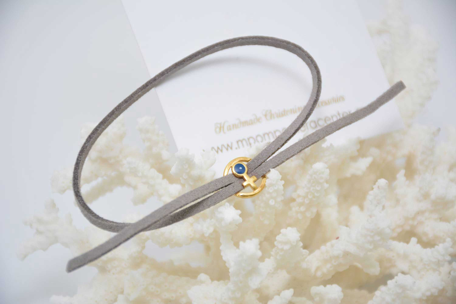 Μαρτυρικό βραχιόλι με ιδιαίτερο σουέντ κορδόνι , περαστό σταυρό ματάκι μοναδικό σχέδιο