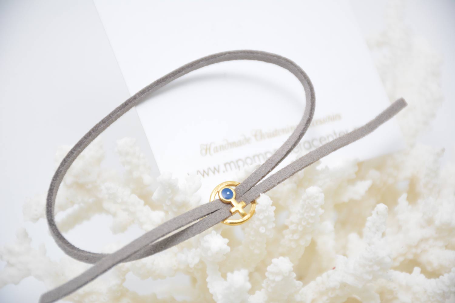 Μαρτυρικό βραχιόλι με ιδιαίτερο σουέντ κορδόνι , περαστό σταυρό ματάκι μοναδικό σχέδιο