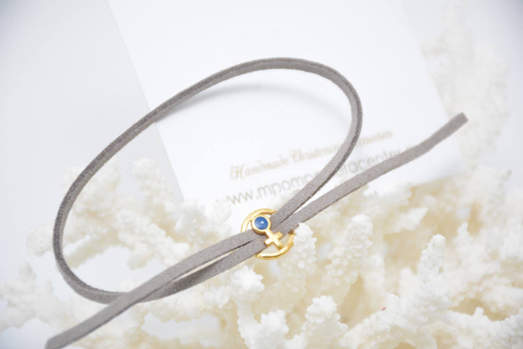 Μαρτυρικό βραχιόλι με ιδιαίτερο σουέντ κορδόνι , περαστό σταυρό ματάκι μοναδικό σχέδιο