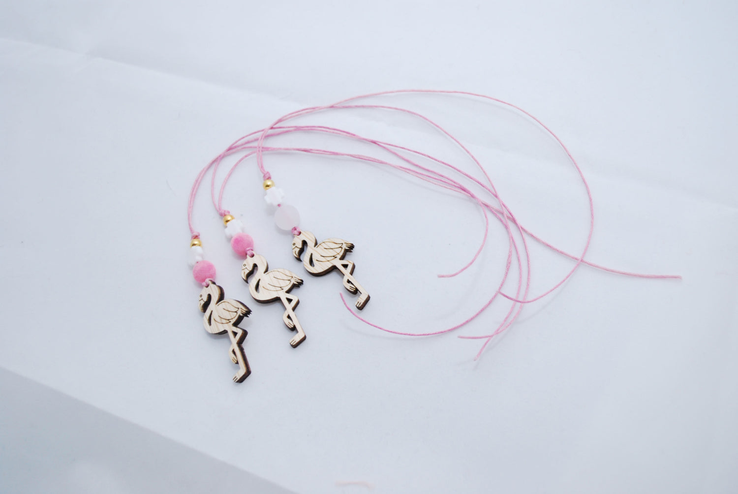 Μαρτυρικό Κολιέ Φλαμίνγκο με Σταυρό Λευκό και Χάντρες Λευκές