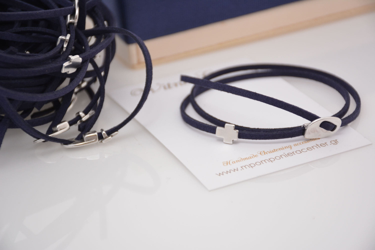 Μαρτυρικό βραχιόλι με ιδιαίτερο σουέντ κορδόνι μπλέ σκούρο , περαστό σταυρό και κούμπωμα ασημί