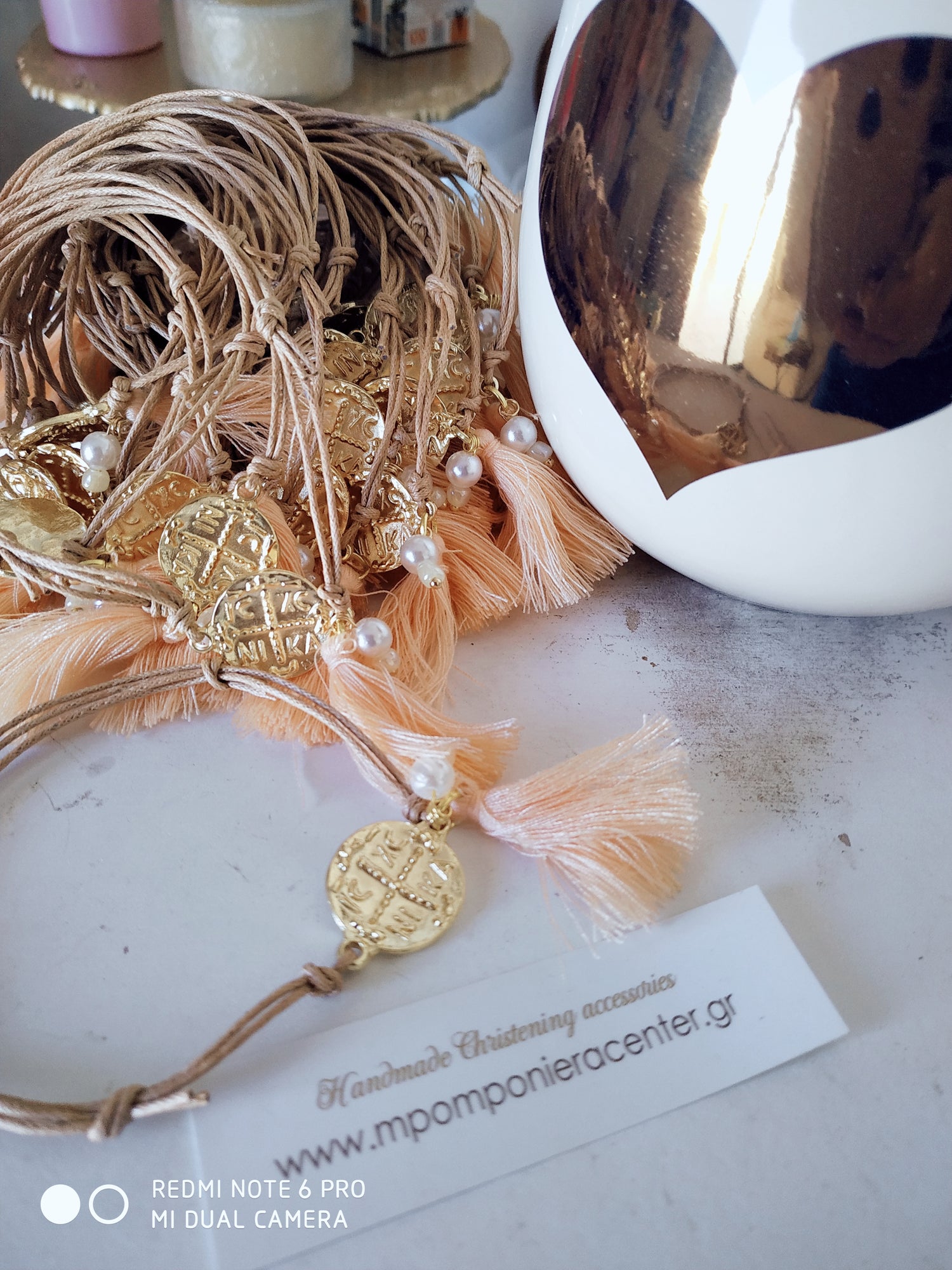 Μαρτυρικό βραχιόλι Κωνσταντινάτο με πέρλα στο πλάι και φουντίτσα σομών