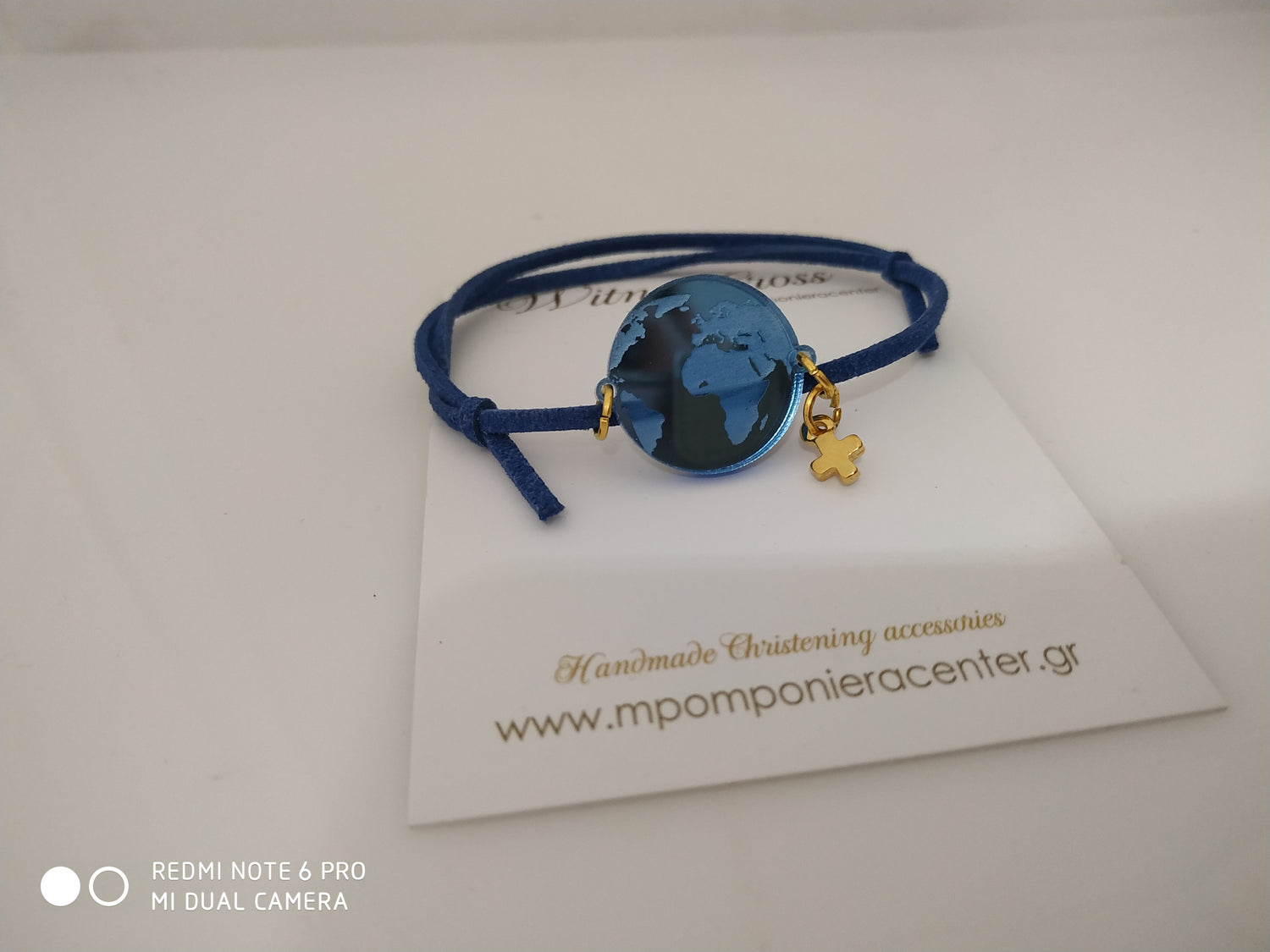 Μαρτυρικό βραχιόλι κόσμος με την γη , σε μπλέ plexiglass και σουέντ κορδόνι