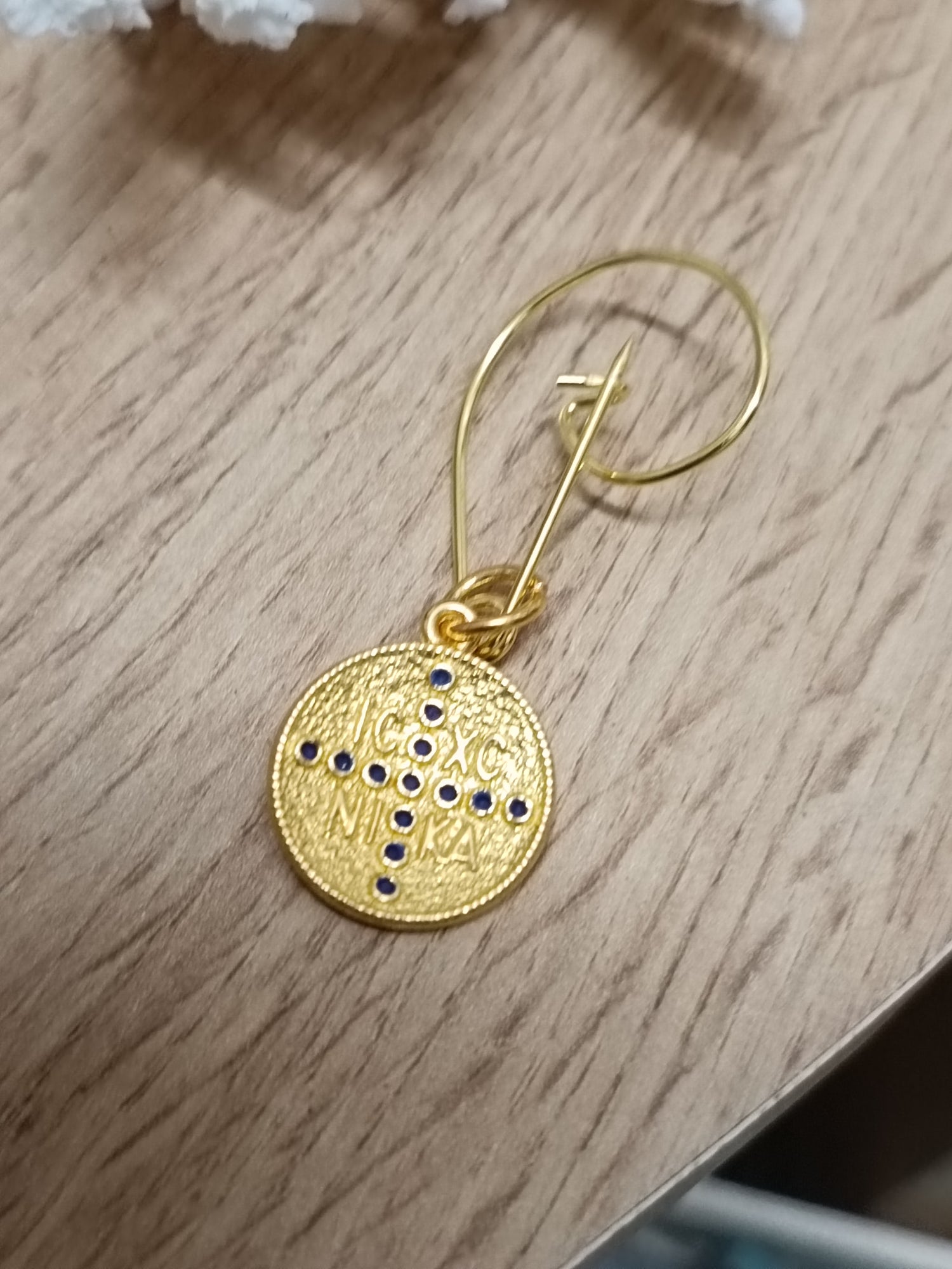 Μαρτυρικό παραμάνα χρυσή με ΑγιοΚωνσταντινάτο χρυσό με μπλέ σκούρο.