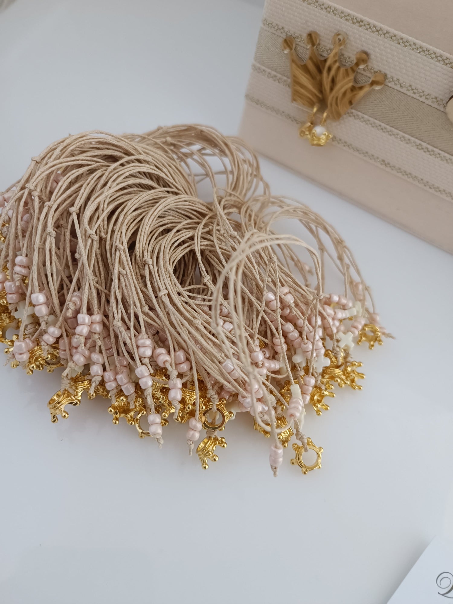 Μαρτυρικό βραχιόλι με κορώνα &amp; ιδιαίτερο σταυρό με χάντρες σε αποχρώσεις σομών - εκρού - χρυσό