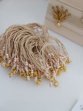 Μαρτυρικό βραχιόλι με κορώνα &amp; ιδιαίτερο σταυρό με χάντρες σε αποχρώσεις σομών - εκρού - χρυσό