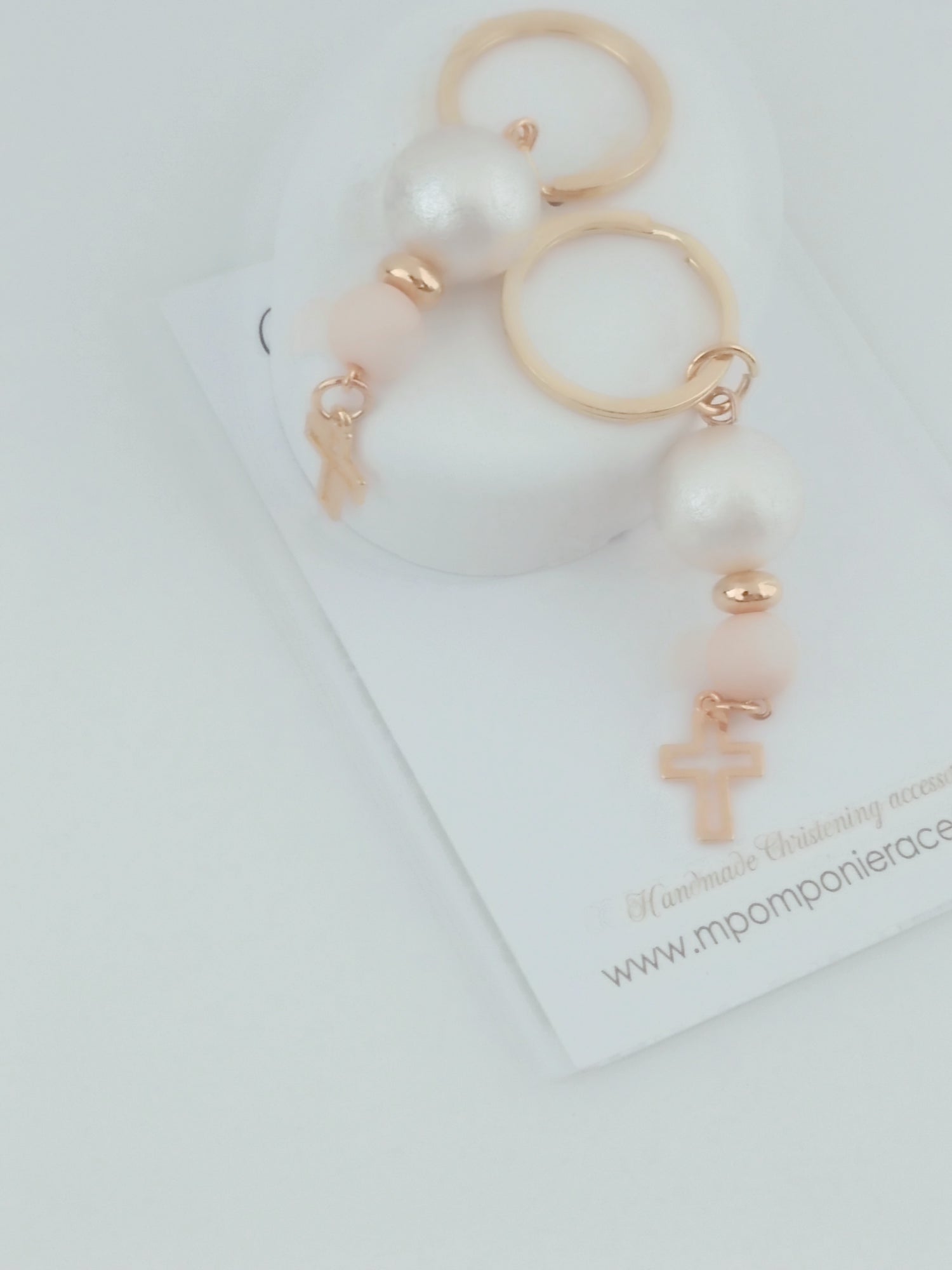 Μαρτυρικό μπρελόκ με ιδιαίτερες χάντρες περλέ και μπεζ - σταυρό χρυσό κρεμαστό