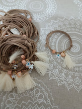 Μαρτυρικό βραχιόλι χελωνίτσα σε αποχρώσεις σομών και μπέζ κορδόνι σουέτ