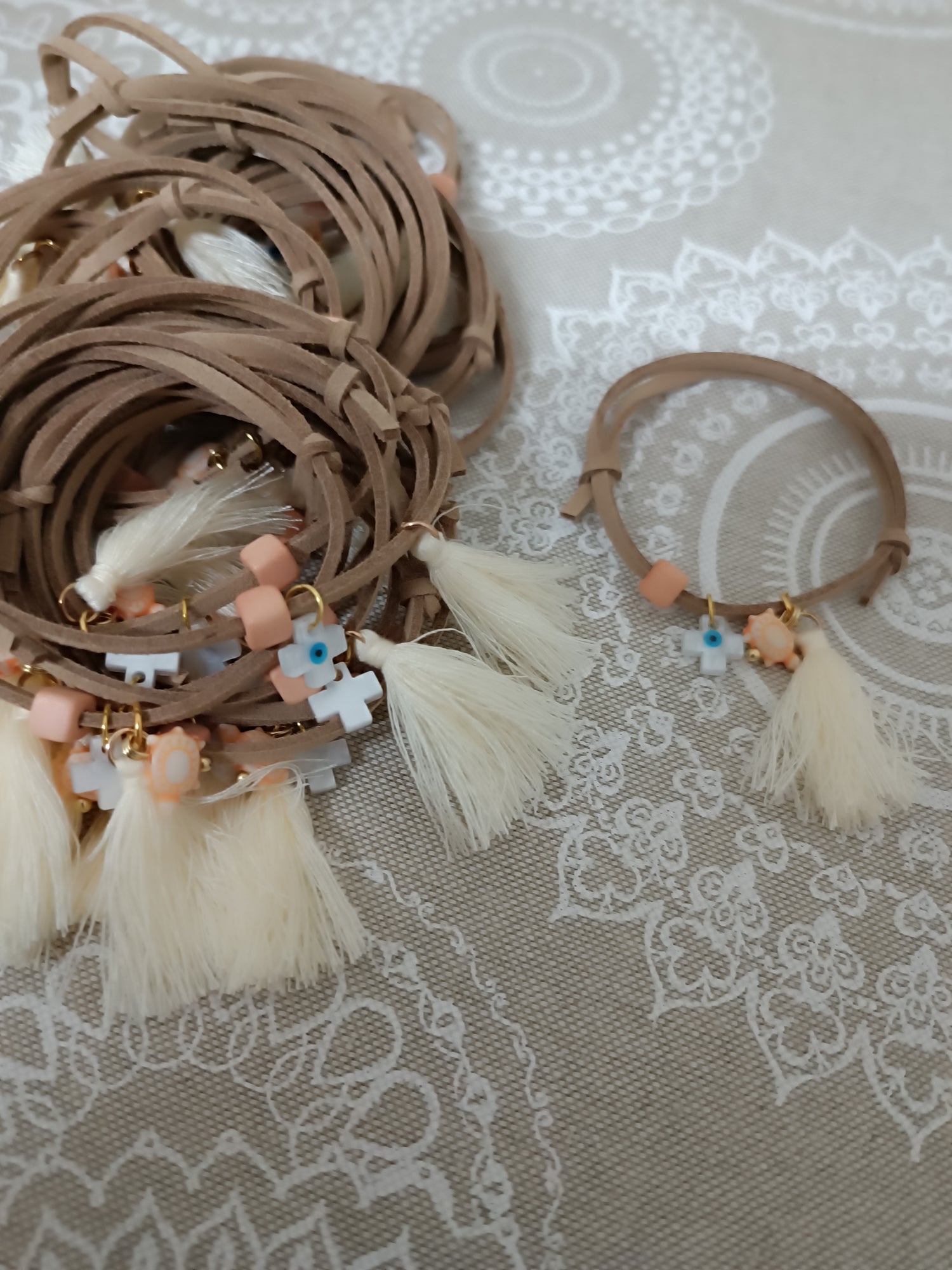 Μαρτυρικό βραχιόλι χελωνίτσα σε αποχρώσεις σομών και μπέζ κορδόνι σουέτ