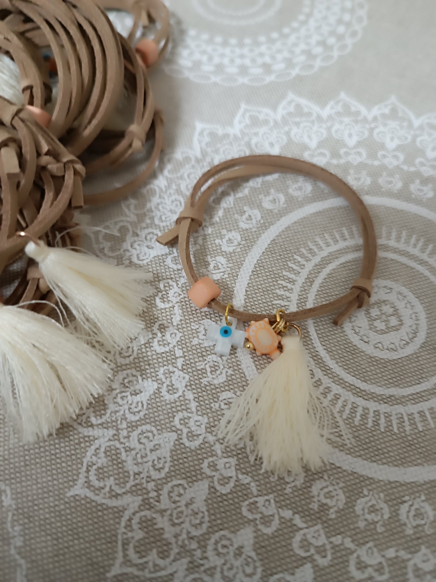 Μαρτυρικό βραχιόλι χελωνίτσα σε αποχρώσεις σομών και μπέζ κορδόνι σουέτ