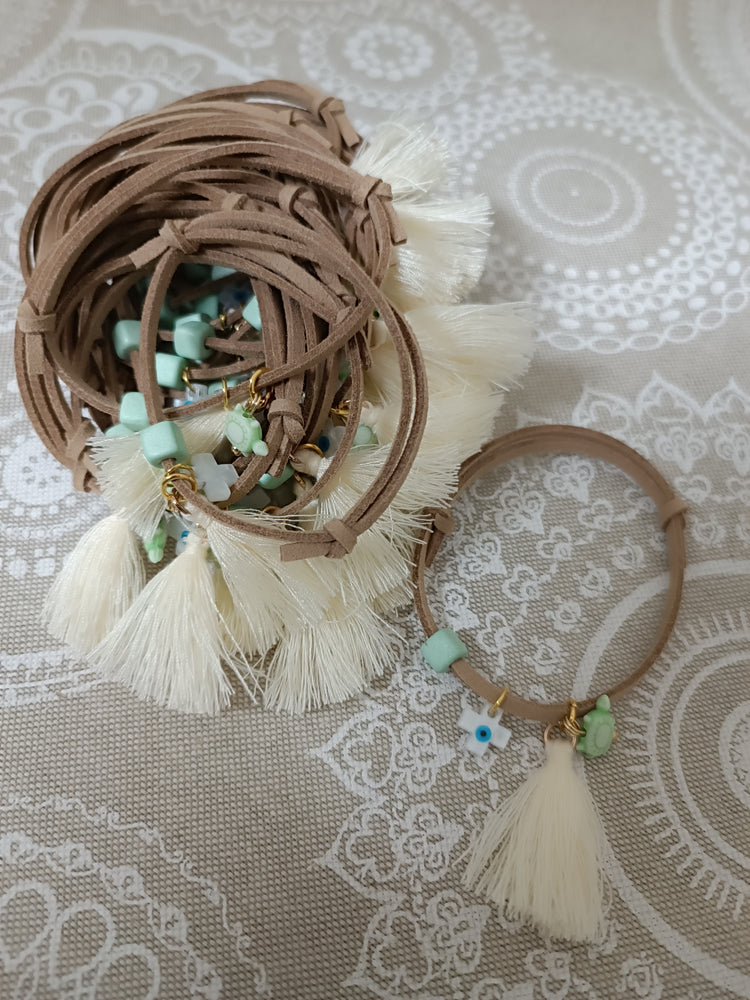 Μαρτυρικό βραχιόλι με ιδιαίτερο σταυρό φίλντισι με μάτι και χάντρα βεραμάν αποχρώσεις και σουετ μπεζ