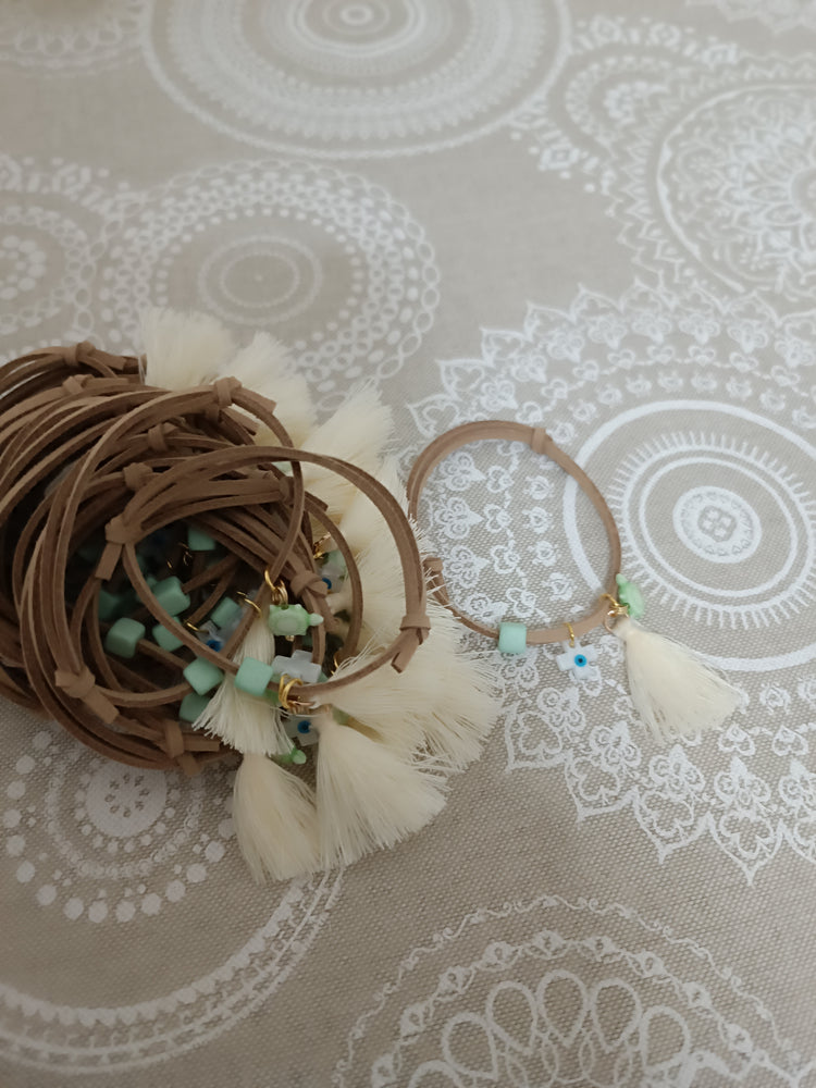 Μαρτυρικό βραχιόλι με ιδιαίτερο σταυρό φίλντισι με μάτι και χάντρα βεραμάν αποχρώσεις και σουετ μπεζ