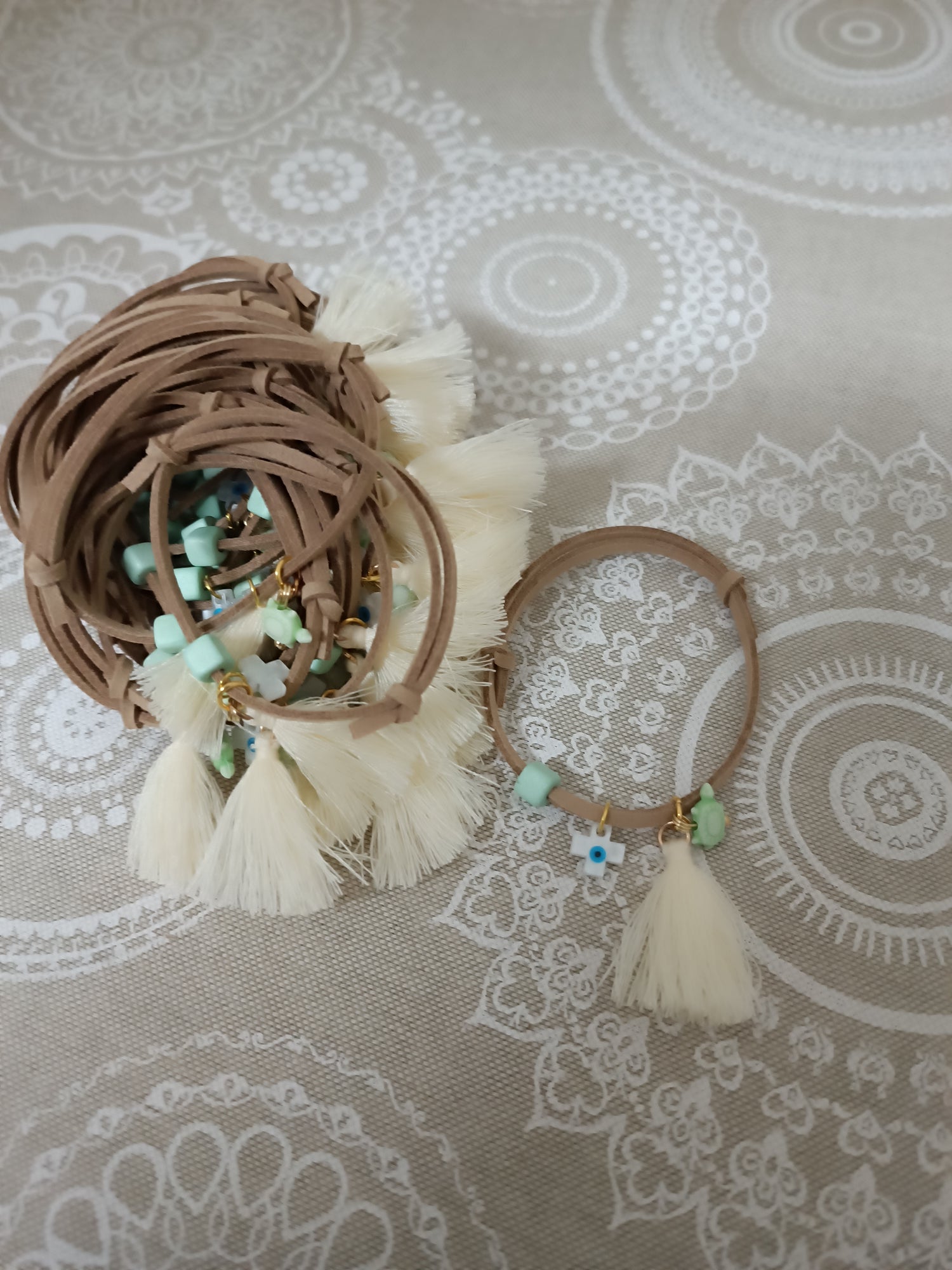 Μαρτυρικό βραχιόλι με ιδιαίτερο σταυρό φίλντισι με μάτι και χάντρα βεραμάν αποχρώσεις και σουετ μπεζ