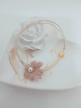 Μαρτυρικό βραχιόλι πέταλο λουλουδιού με ιδιαίτερη βέργα χρυσή