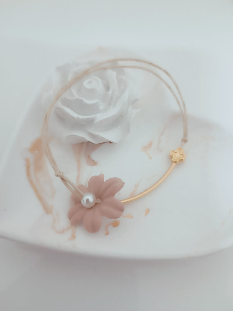 Μαρτυρικό βραχιόλι πέταλο λουλουδιού με ιδιαίτερη βέργα χρυσή