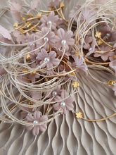 Μαρτυρικό βραχιόλι πέταλο λουλουδιού με ιδιαίτερη βέργα χρυσή