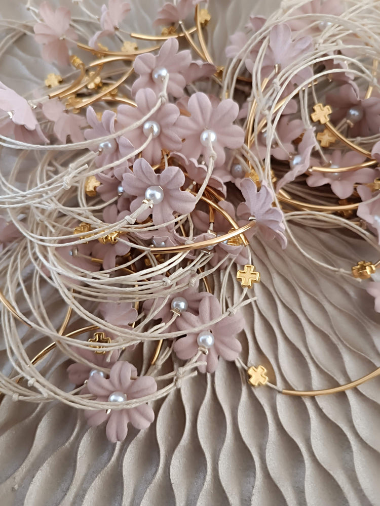 Μαρτυρικό βραχιόλι πέταλο λουλουδιού με ιδιαίτερη βέργα χρυσή