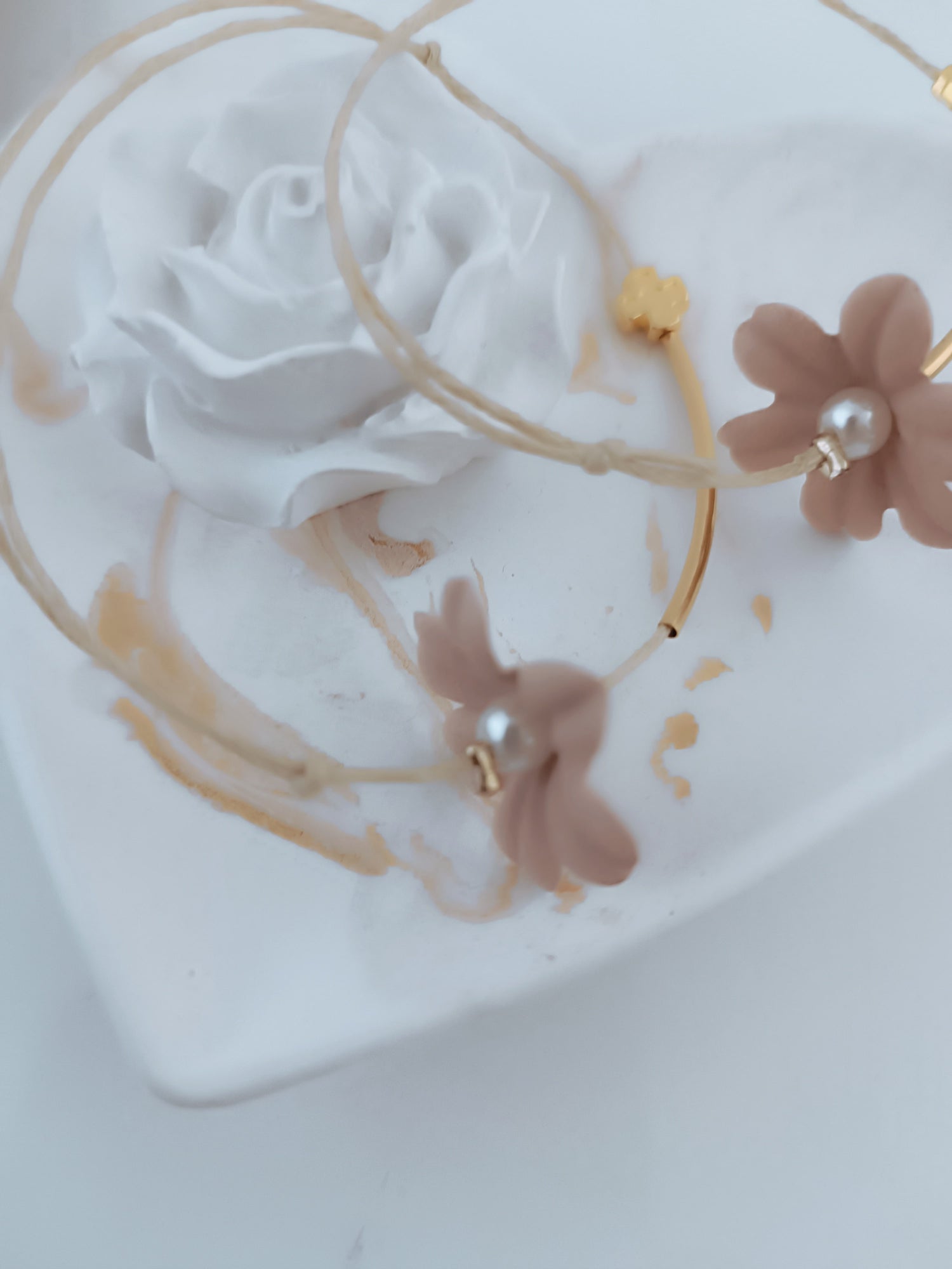 Μαρτυρικό βραχιόλι πέταλο λουλουδιού με ιδιαίτερη βέργα χρυσή