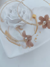 Μαρτυρικό βραχιόλι πέταλο λουλουδιού με ιδιαίτερη βέργα χρυσή