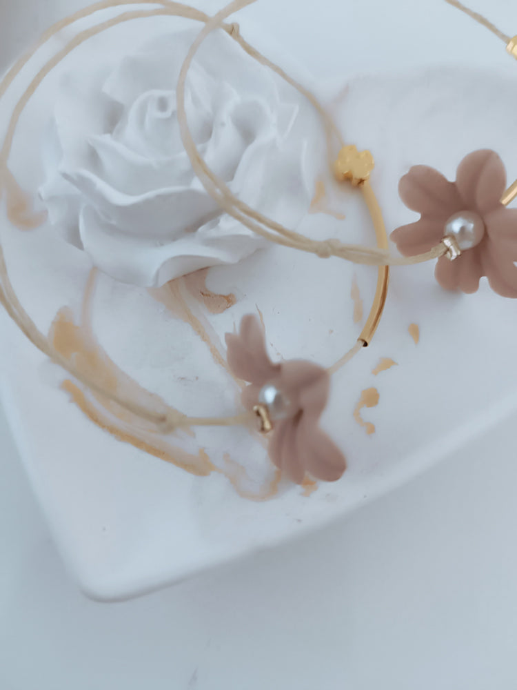 Μαρτυρικό βραχιόλι πέταλο λουλουδιού με ιδιαίτερη βέργα χρυσή