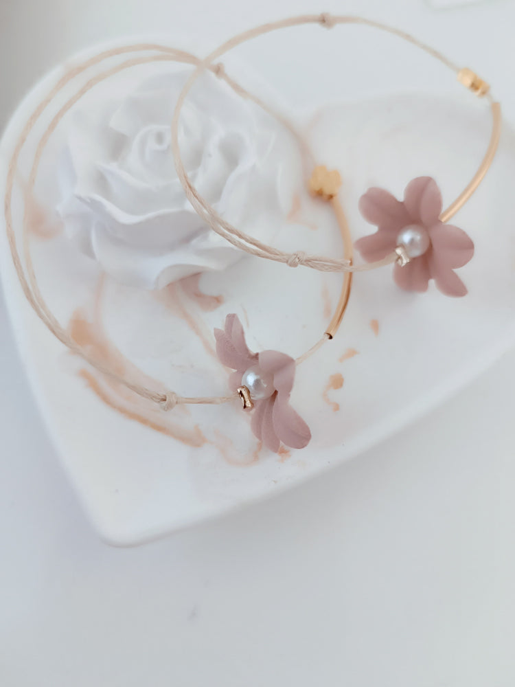 Μαρτυρικό βραχιόλι πέταλο λουλουδιού με ιδιαίτερη βέργα χρυσή