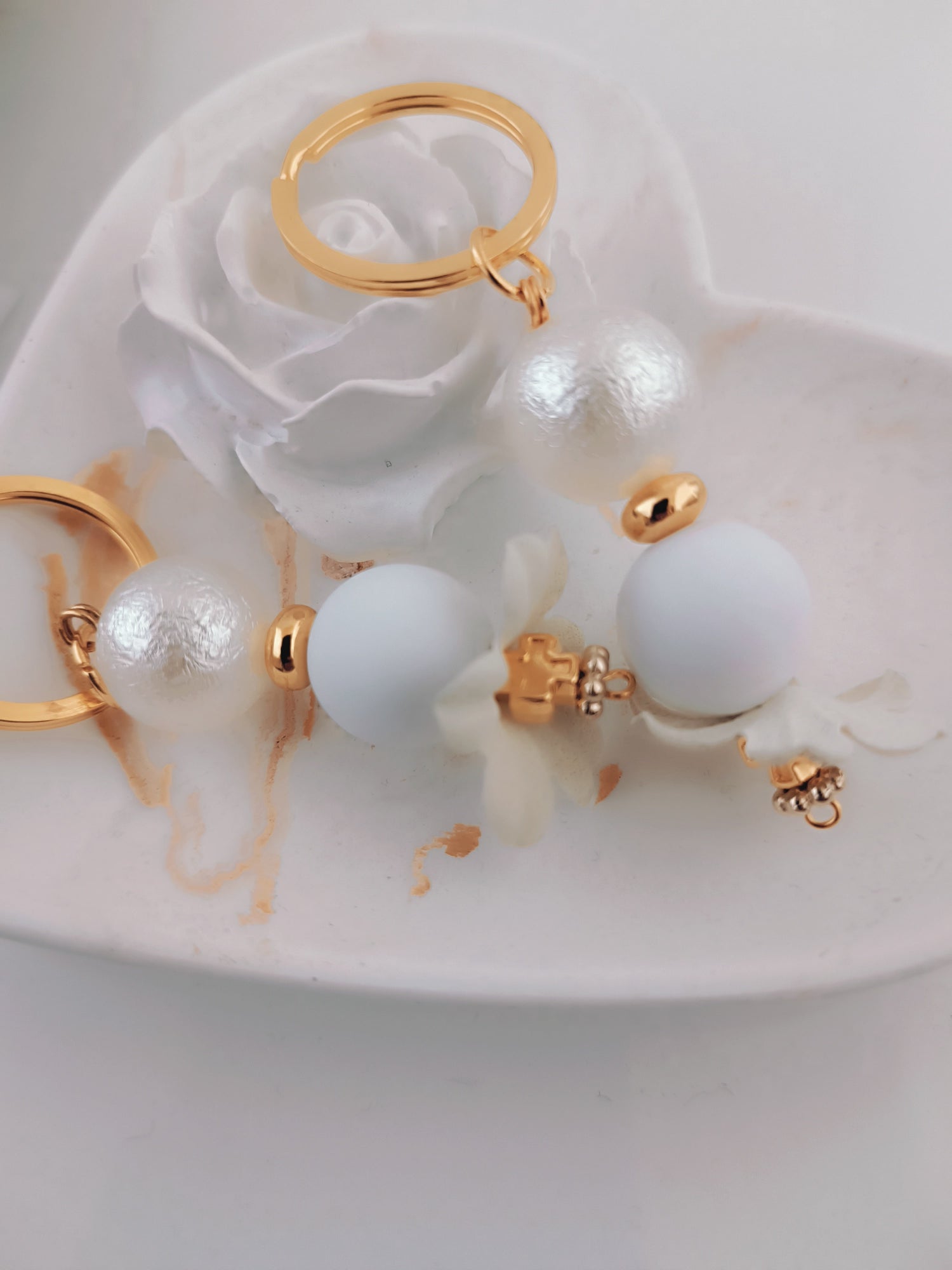 Μαρτυρικό πέταλο λουλουδιού μπρελόκ με ιδιαίτερα στοιχεία και χάντρες