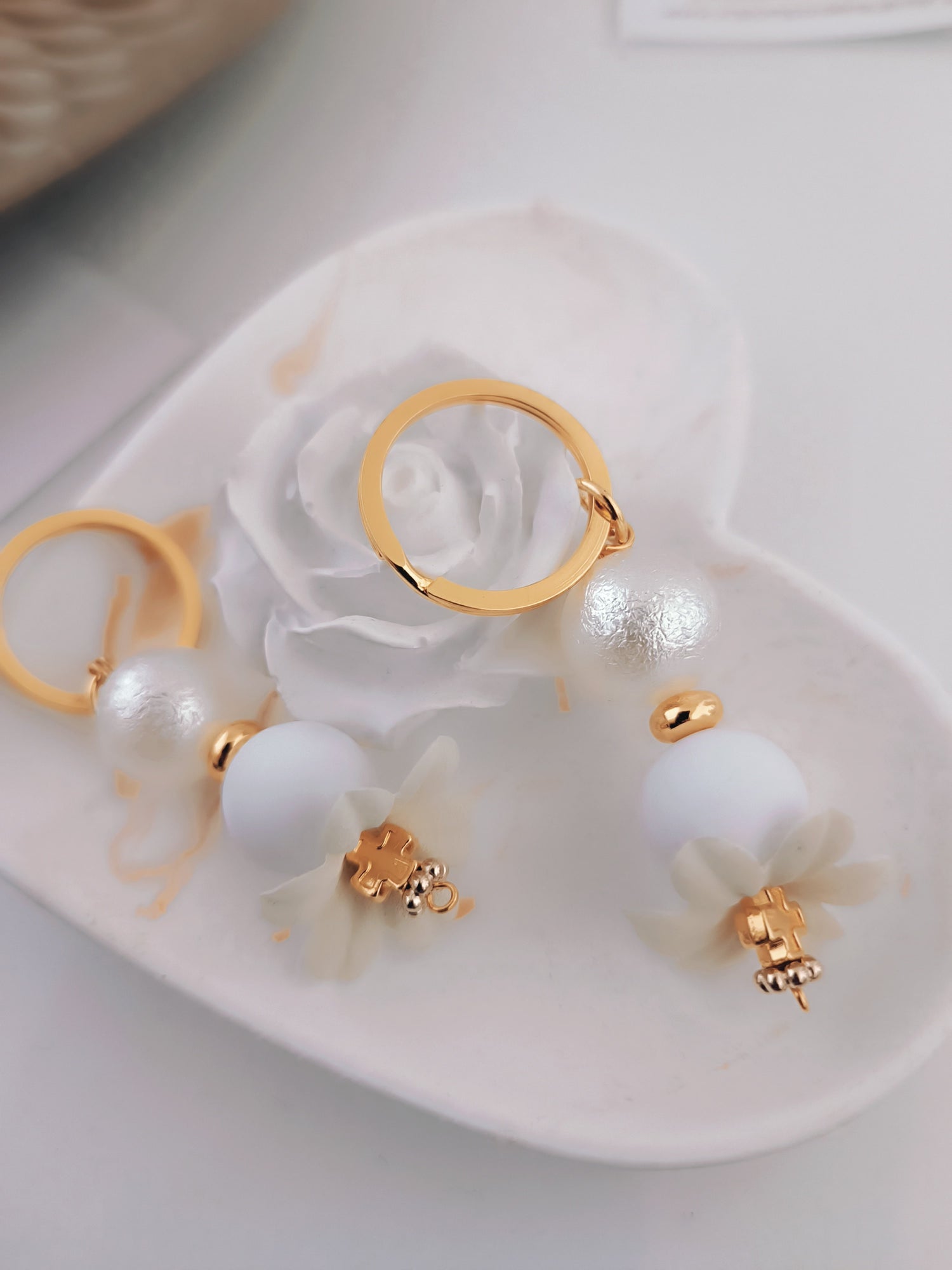 Μαρτυρικό πέταλο λουλουδιού μπρελόκ με ιδιαίτερα στοιχεία και χάντρες