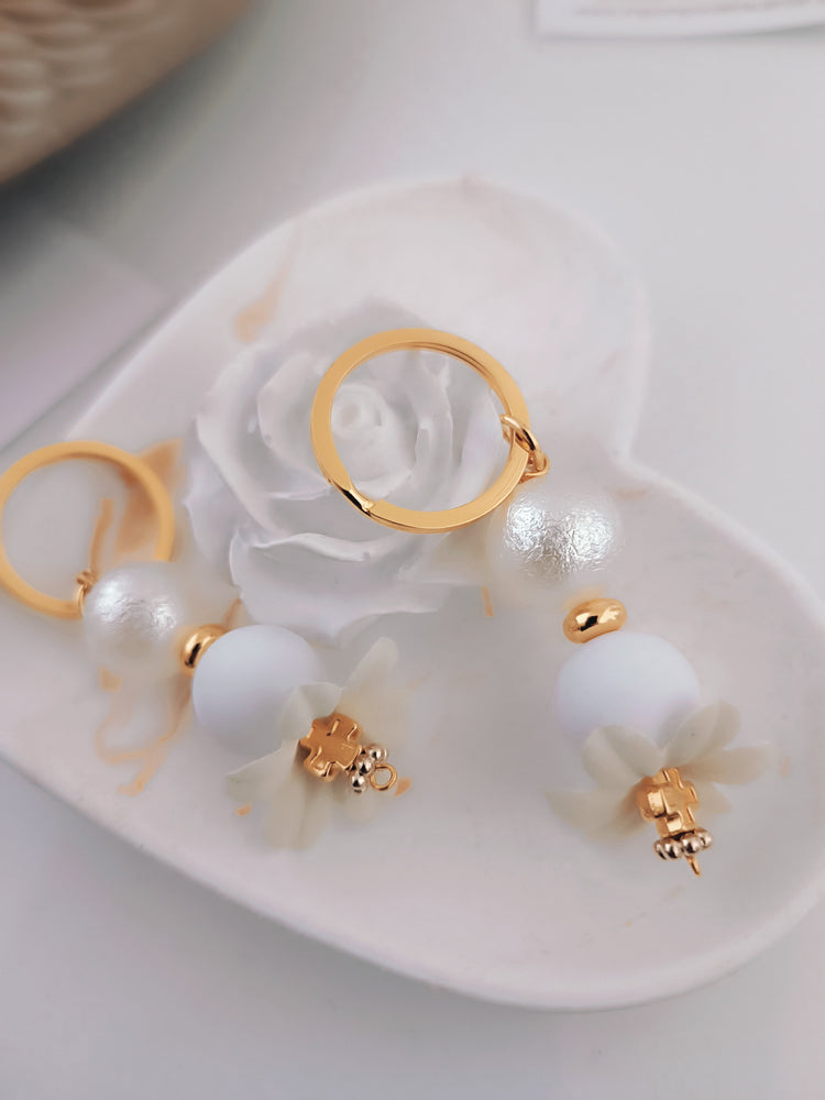 Μαρτυρικό πέταλο λουλουδιού μπρελόκ με ιδιαίτερα στοιχεία και χάντρες