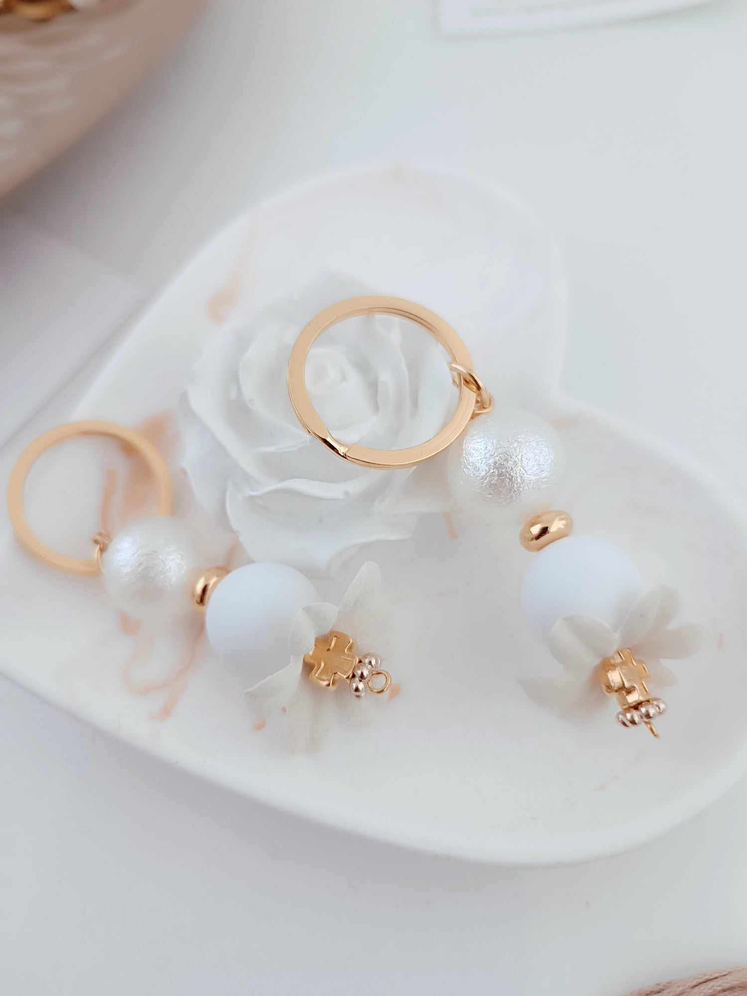 Μαρτυρικό πέταλο λουλουδιού μπρελόκ με ιδιαίτερα στοιχεία και χάντρες