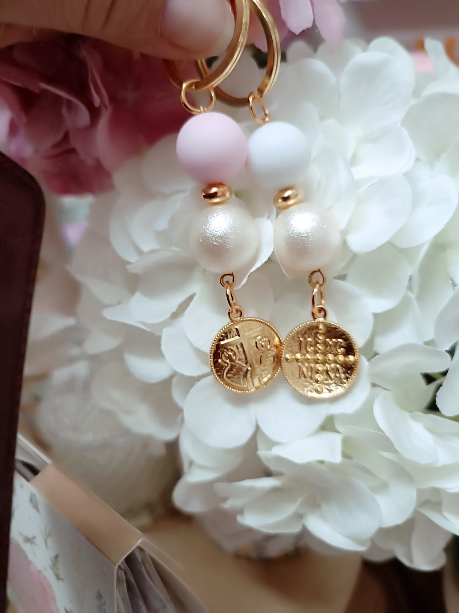 Μαρτυρικό μπρελόκ ΑγιοΚωνσταντινάτο σε χρυσό με σάπιο μήλο χάντρες