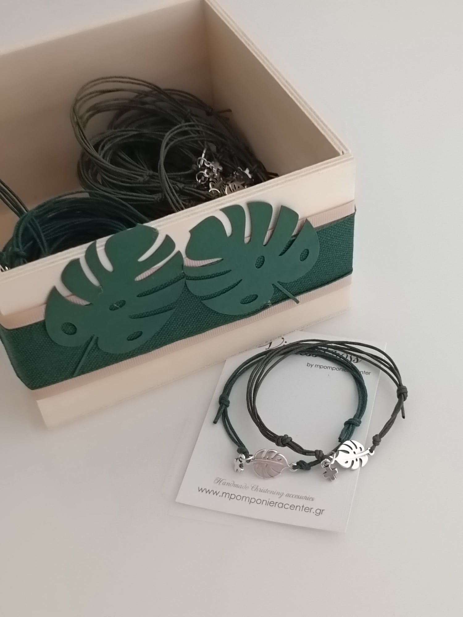 Μαρτυρικό βραχιόλι μονστέρα φύλλο εξωτικό ιδανικό για θέμα ζώα της ζούγκλας με ιδιαίτερο σταυρό