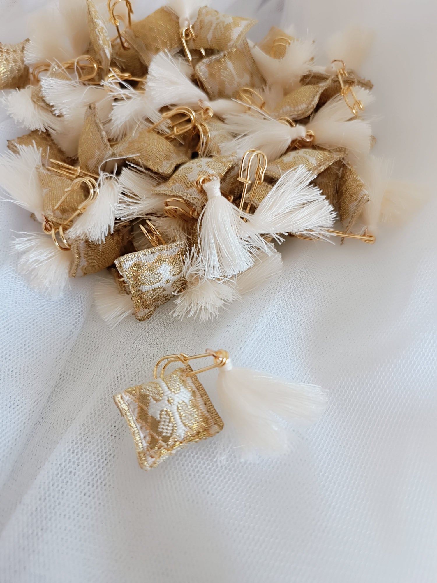 Μαρτυρικό φυλαχτό χρυσό με φουντίτσα εκρού - ιδιαίτερος σχεδιασμός με παραμάνα μικρή