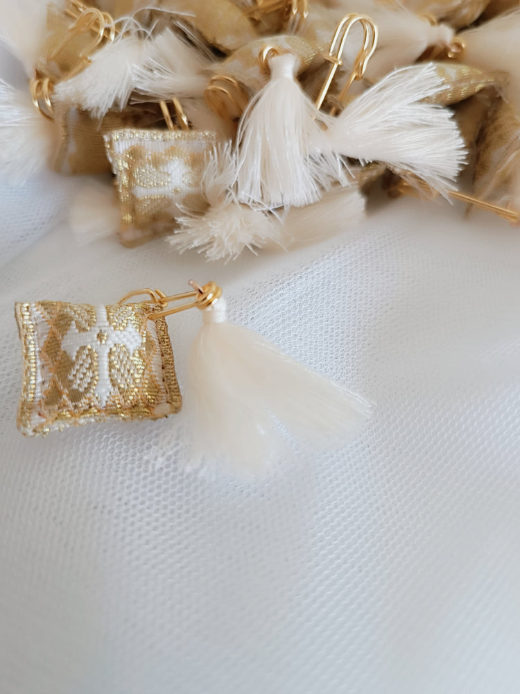 Μαρτυρικό φυλαχτό χρυσό με φουντίτσα εκρού - ιδιαίτερος σχεδιασμός με παραμάνα μικρή