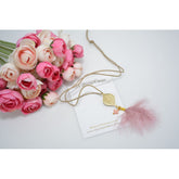 Μαρτυρικό κολιέ με πλέξι γκλάς χαραγμένο με φτερό παγωνιού και πούπουλο σάπιο μήλο