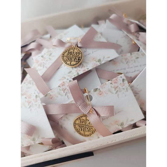 Μαρτυρικό κρεμαστό ΑγιοΚωνστάντινο χρυσό  με κορδέλα και παραμανίτσα μικρή