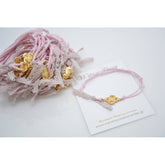 Μαρτυρικό βραχιόλι με ιδιαίτερο μεταλλικό σταυρό δαντελωτό και δαντέλα να το αγκαλιάζει