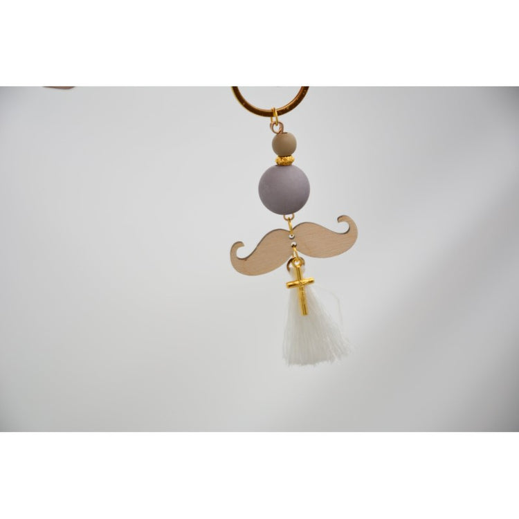 Μαρτυρικό μπρελόκ μουστάκι σε λευκό μπέζ αποχρώσεις , με φουντίτσα λευκή