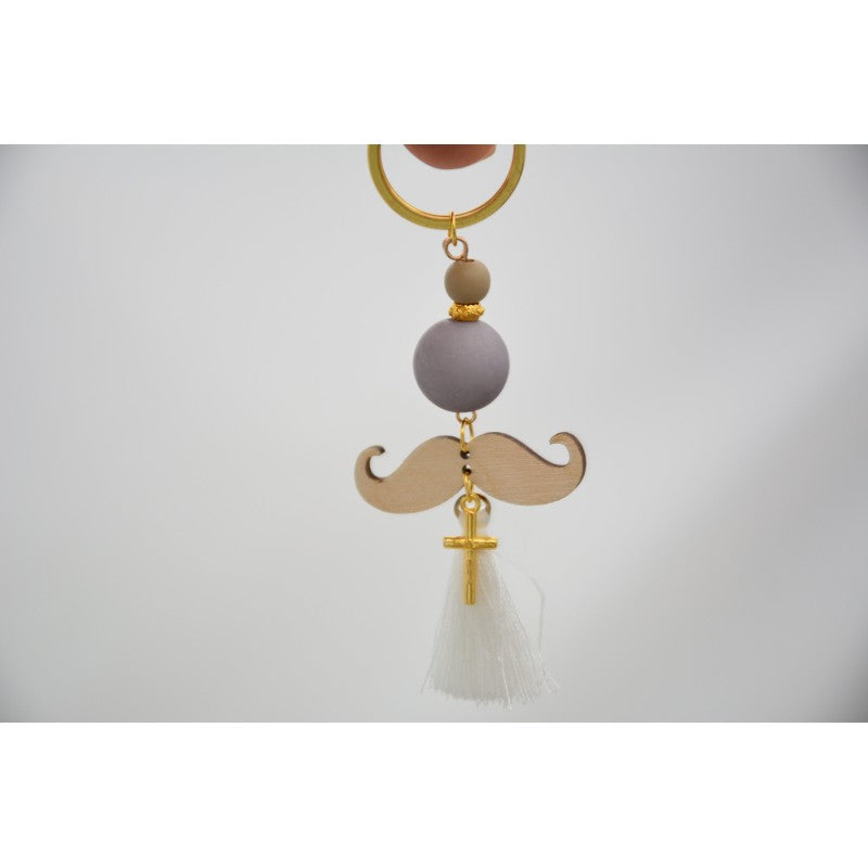 Μαρτυρικό μπρελόκ μουστάκι σε λευκό μπέζ αποχρώσεις , με φουντίτσα λευκή