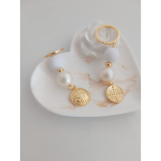 Μαρτυρικό μπρελόκ ΑγιοΚωνσταντινάτο σε χρυσό - εκρού και λευκό