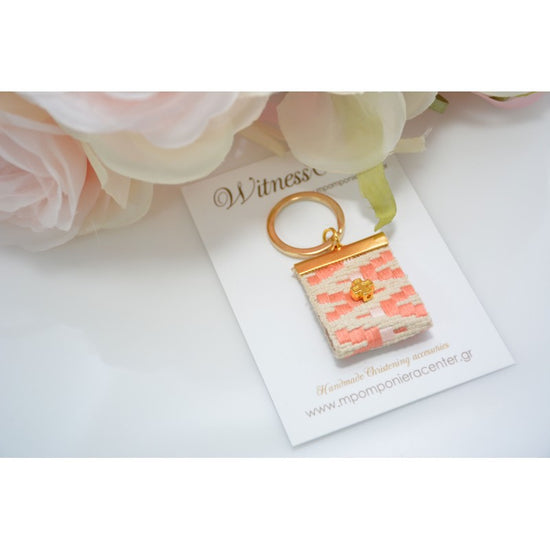 Μαρτυρικό μπρελόκ boho style με ιδιαίτερο σομών - εκρού σχέδιο Vintage και σταυρό