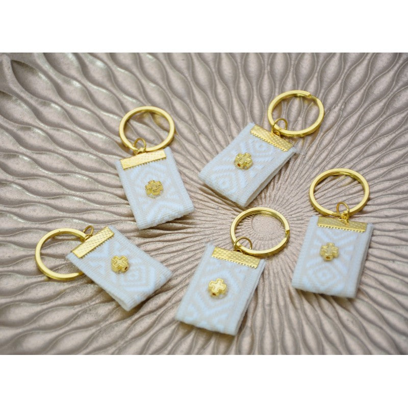 Μαρτυρικό μπρελόκ boho style με ιδιαίτερο λευκό & εκρού σχέδιο Vintage - boho και σταυρό