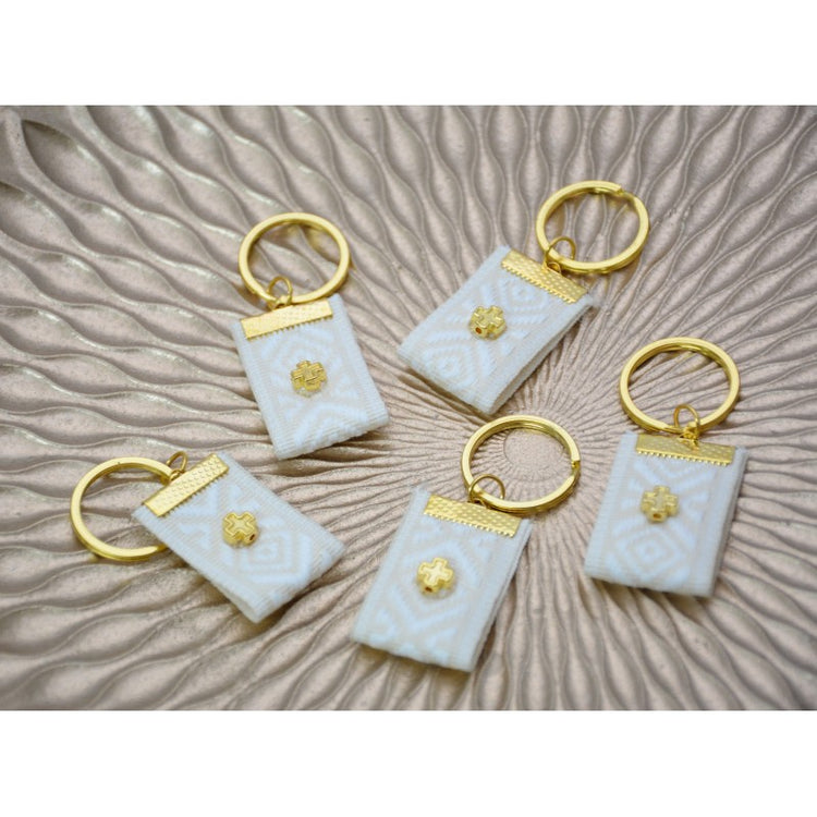 Μαρτυρικό μπρελόκ boho style με ιδιαίτερο λευκό & εκρού σχέδιο Vintage - boho και σταυρό