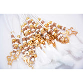 Μαρτυρικό μπεγλέρι σε αποχρώσεις λευκό-μπεζ με ιδιαίτερο σταυρό και φουντίτσα