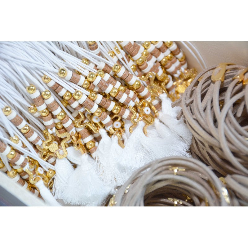 Μαρτυρικό μπεγλέρι σε αποχρώσεις λευκό-μπεζ με ιδιαίτερο σταυρό και φουντίτσα