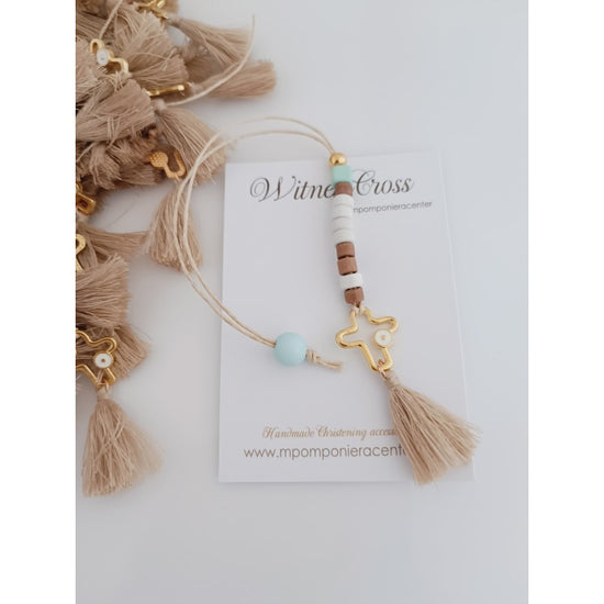 Μαρτυρικό μπεγλέρι σε αποχρώσεις λευκό-μπεζ-βεραμάν με ιδιαίτερο σταυρό και φουντίτσα