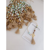 Μαρτυρικό μπεγλέρι σε αποχρώσεις λευκό-μπεζ-βεραμάν με ιδιαίτερο σταυρό και φουντίτσα