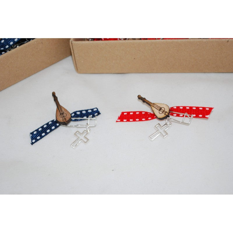 Μαρτυρικό με παραμάνα σε σταυρό και κρητική λύρα