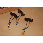 Μαρτυρικό μουστάκι ξύλινο με παραμάνα πίσω σταυρός μεταλλικός και κορδόνι με ματάκι.